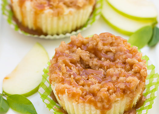 Mini æble-cheesecakes med streusel og karamel