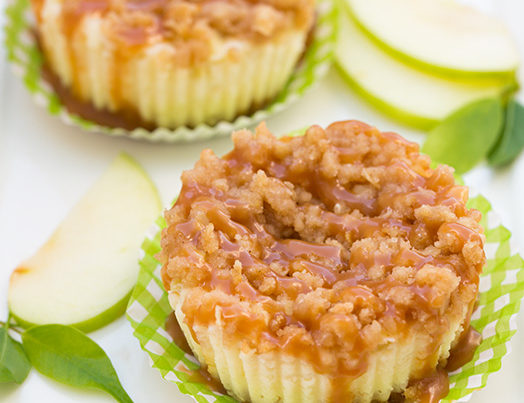 Mini æble-cheesecakes med streusel og karamel